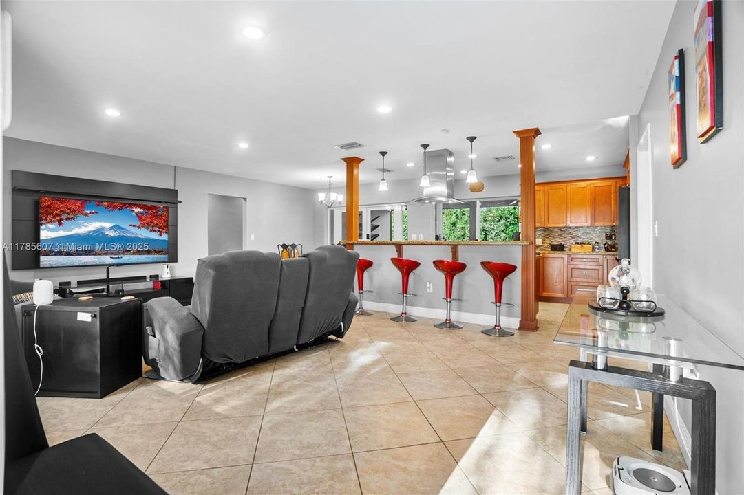 Recently Sold: $650,000 (3 beds, 2 baths, 1542 Square Feet)