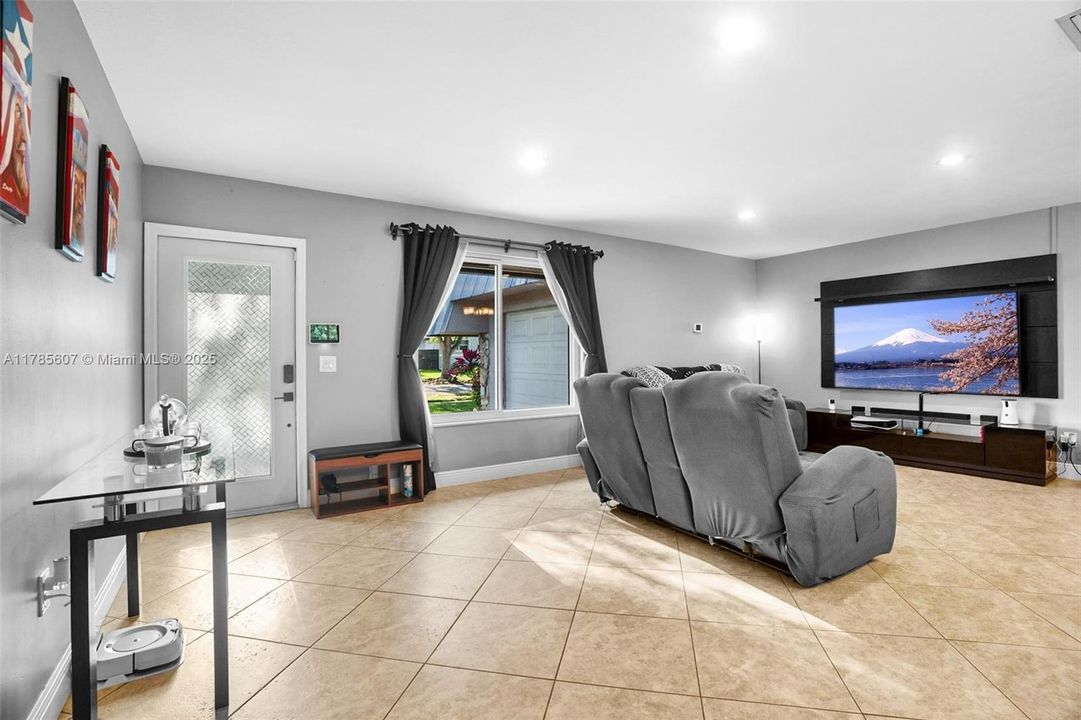 Recently Sold: $650,000 (3 beds, 2 baths, 1542 Square Feet)