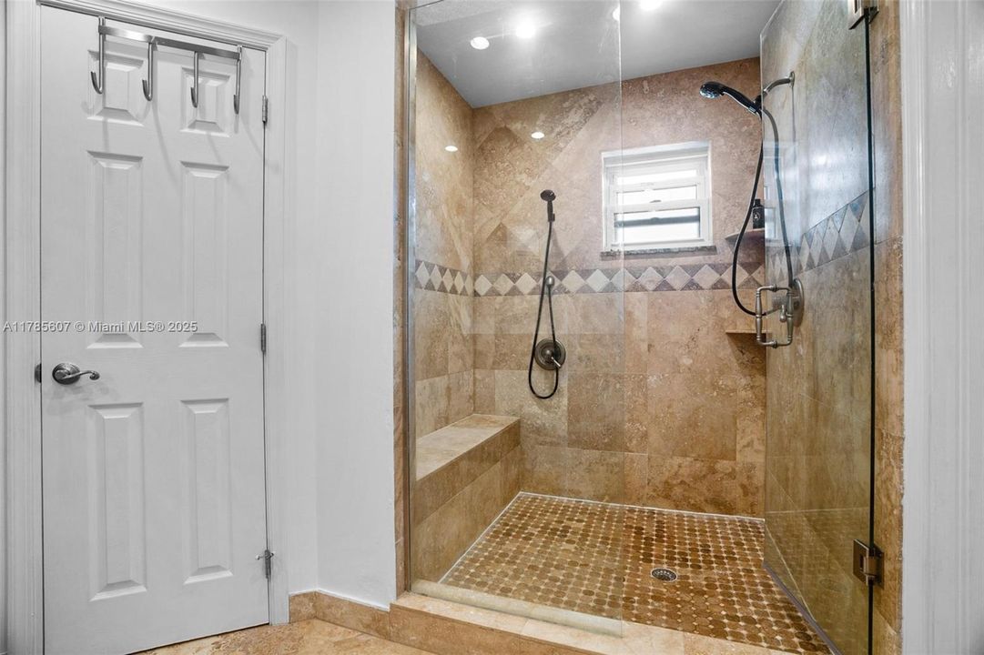 Recently Sold: $650,000 (3 beds, 2 baths, 1542 Square Feet)