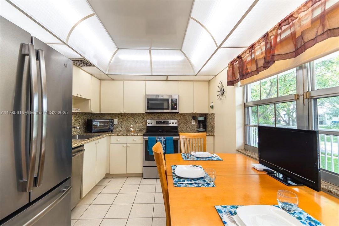 На продажу: $317,500 (3 спален, 3 ванн, 1620 Квадратных фут)