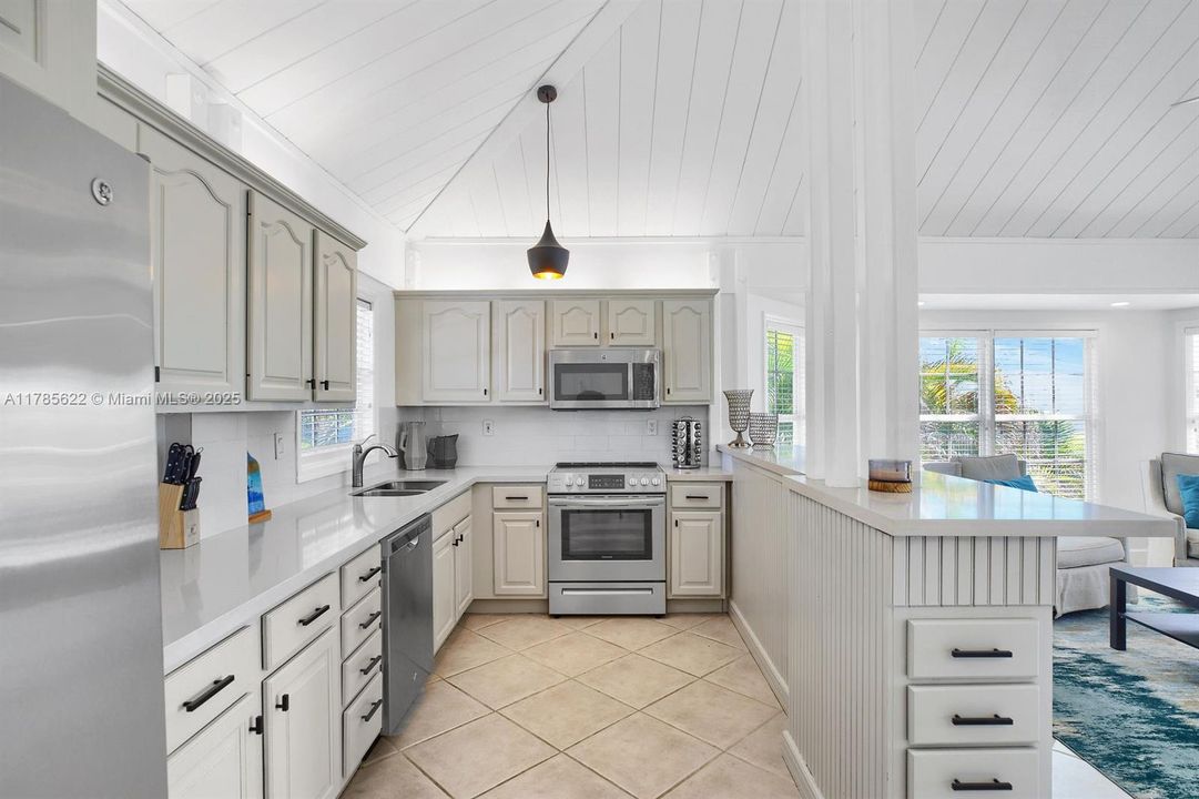 Recently Sold: $2,100,000 (3 beds, 2 baths, 1263 Square Feet)