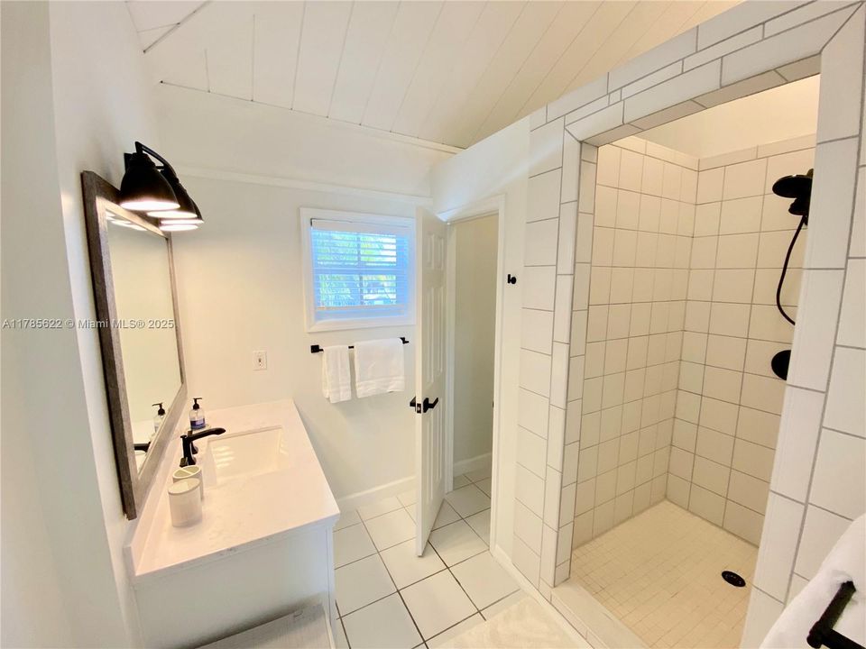 Recently Sold: $2,100,000 (3 beds, 2 baths, 1263 Square Feet)