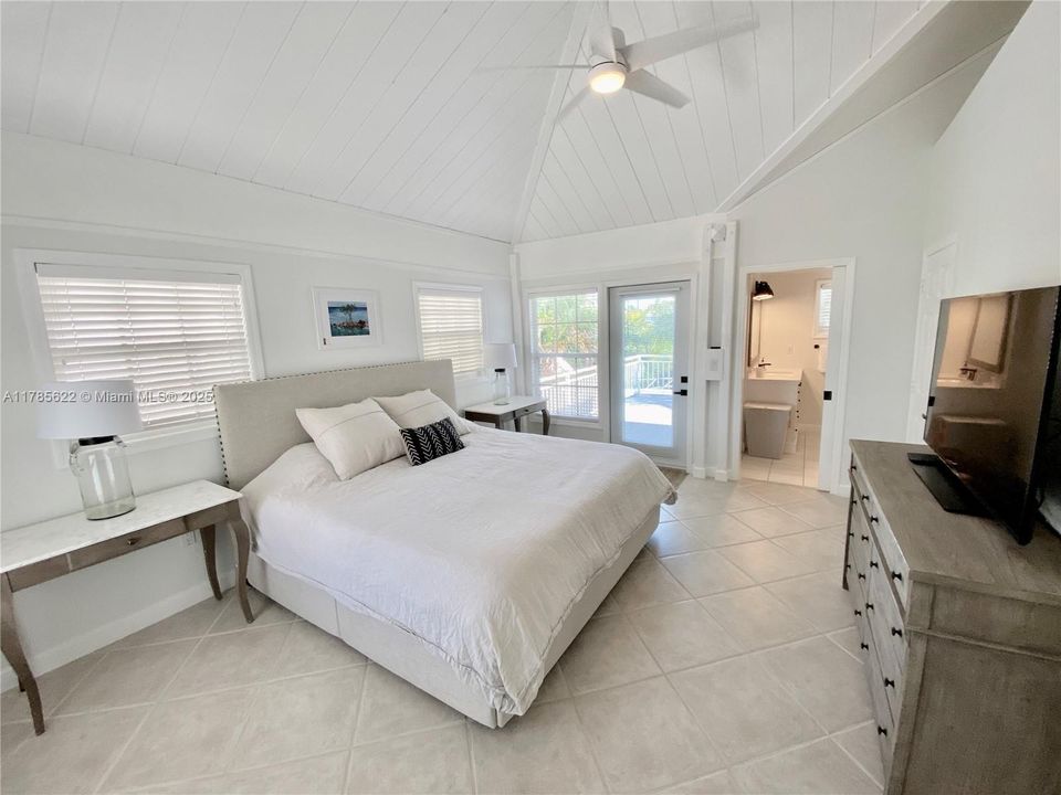 Recently Sold: $2,100,000 (3 beds, 2 baths, 1263 Square Feet)