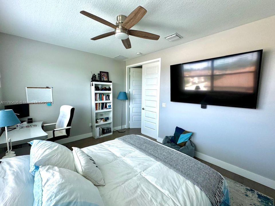 Recently Rented: $4,350 (3 beds, 3 baths, 2701 Square Feet)