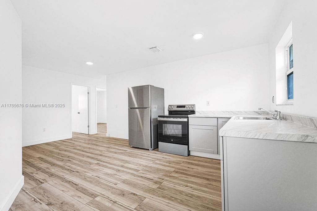 Recientemente alquilado: $3,900 (4 camas, 2 baños, 1710 Pies cuadrados)