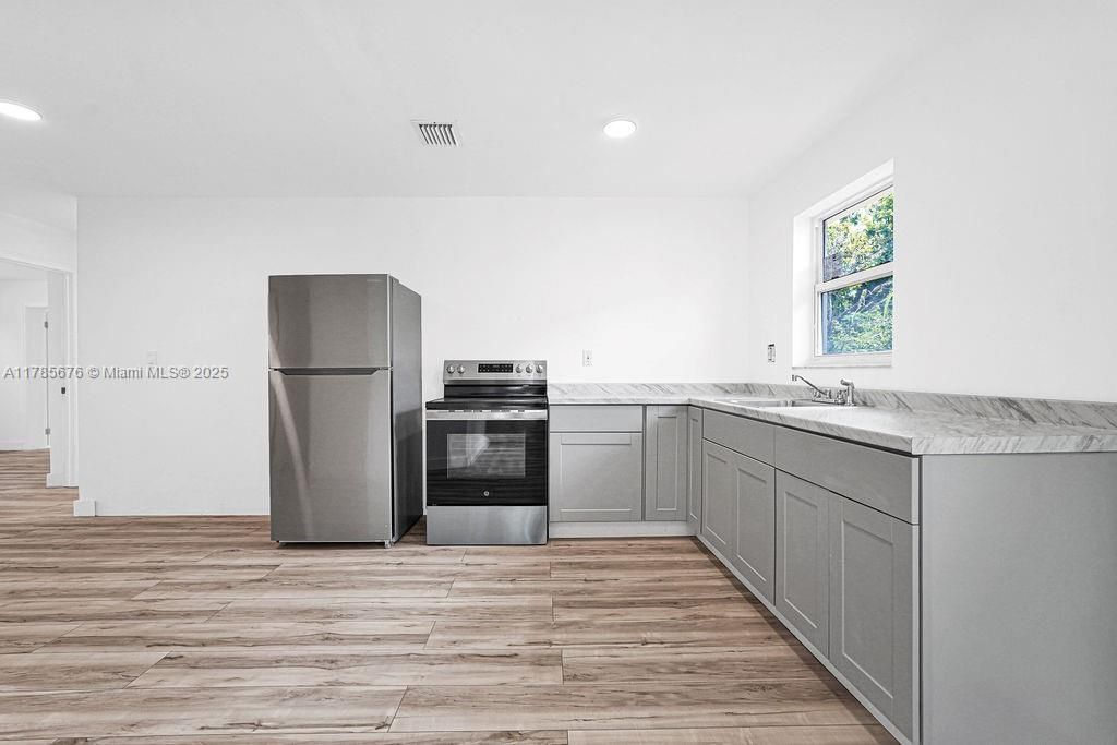 Recientemente alquilado: $3,900 (4 camas, 2 baños, 1710 Pies cuadrados)