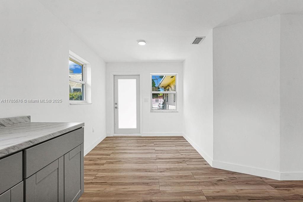 Recientemente alquilado: $3,900 (4 camas, 2 baños, 1710 Pies cuadrados)