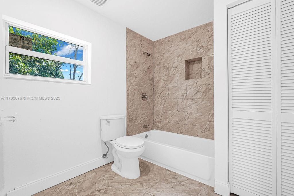 Recientemente alquilado: $3,900 (4 camas, 2 baños, 1710 Pies cuadrados)