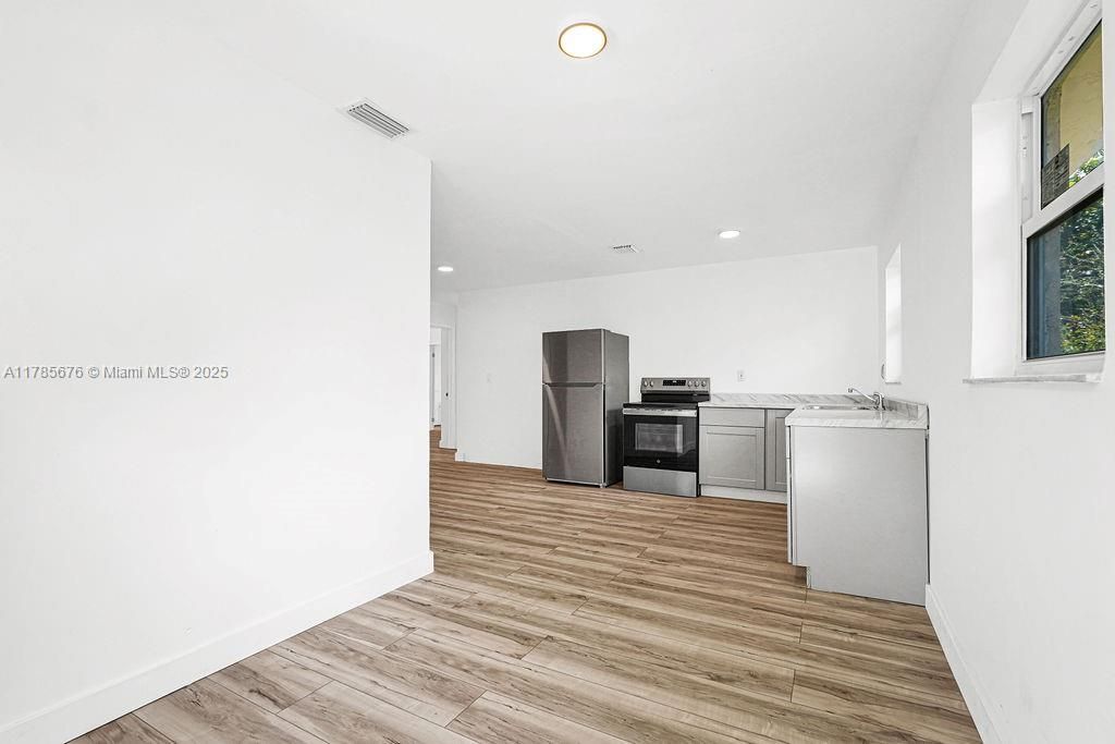 Recientemente alquilado: $3,900 (4 camas, 2 baños, 1710 Pies cuadrados)