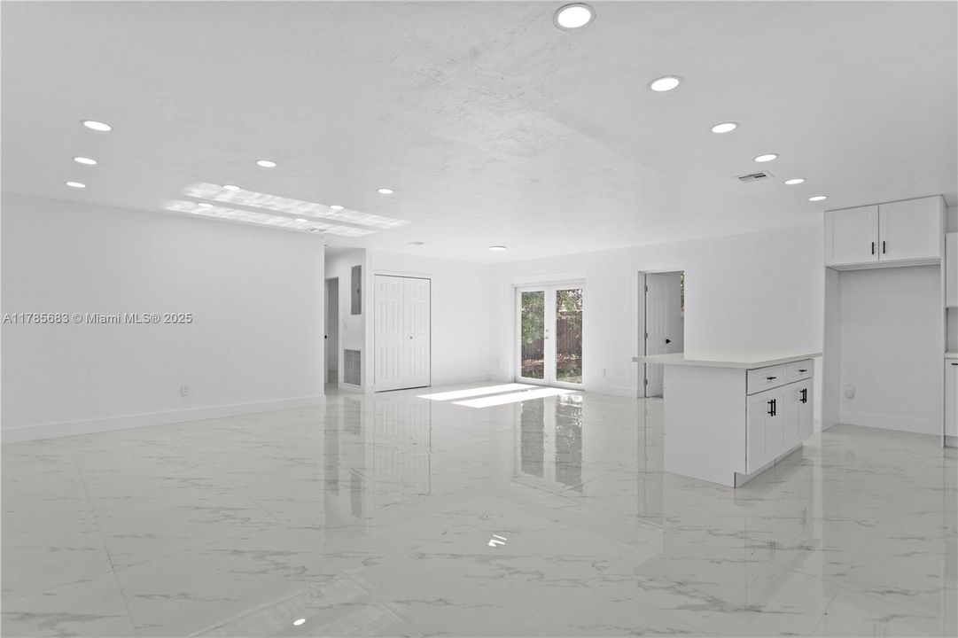 Vendido Recientemente: $590,000 (4 camas, 2 baños, 1482 Pies cuadrados)