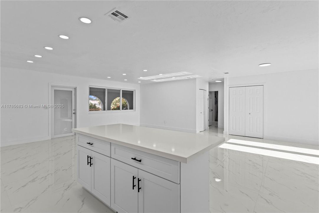 Vendido Recientemente: $590,000 (4 camas, 2 baños, 1482 Pies cuadrados)