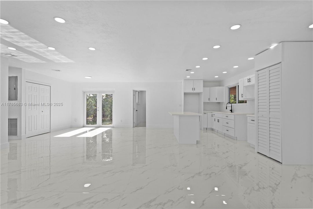 Vendido Recientemente: $590,000 (4 camas, 2 baños, 1482 Pies cuadrados)