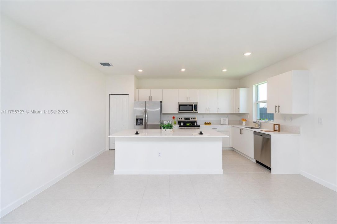 Недавно арендовано: $3,900 (3 спален, 2 ванн, 2086 Квадратных фут)