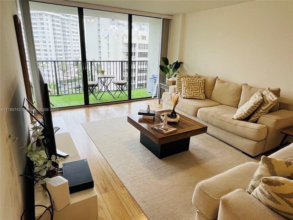 最近租的: $3,495 (2 贝兹, 2 浴室, 1030 平方英尺)