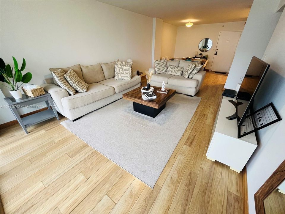 最近租的: $3,495 (2 贝兹, 2 浴室, 1030 平方英尺)