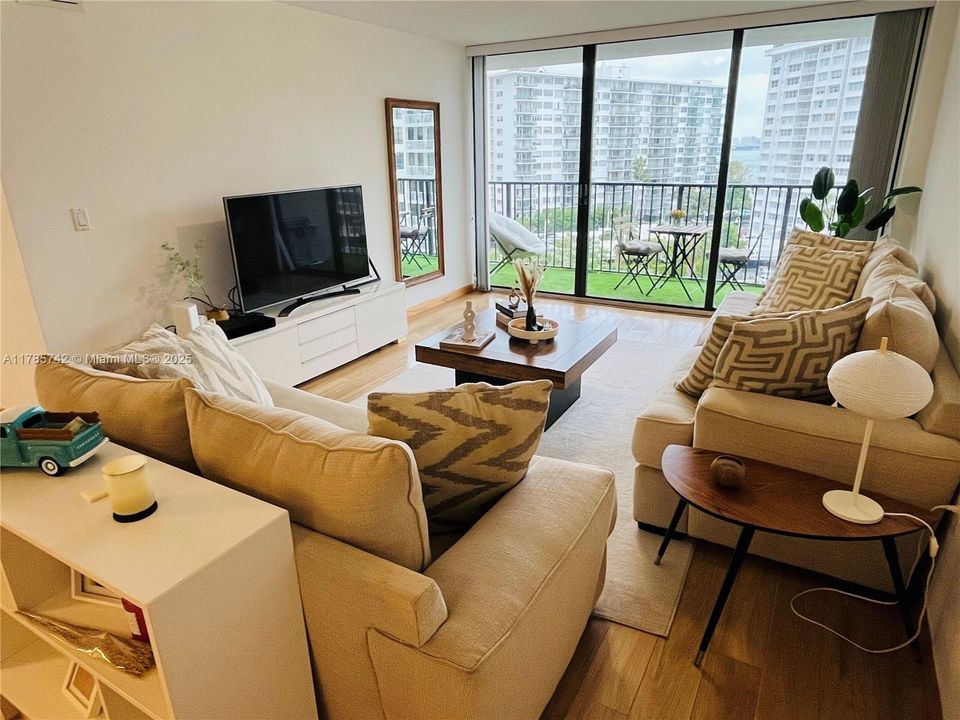 最近租的: $3,495 (2 贝兹, 2 浴室, 1030 平方英尺)