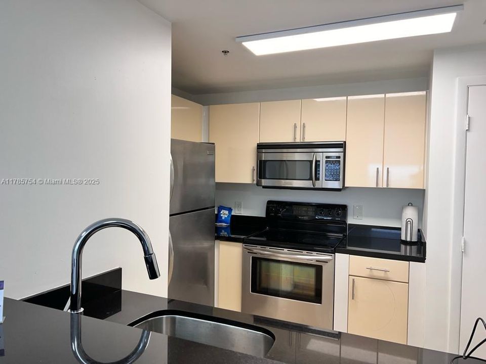 最近租的: $2,600 (1 贝兹, 1 浴室, 600 平方英尺)