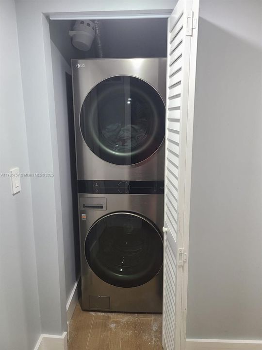 Full size Washer/Dryer front load.