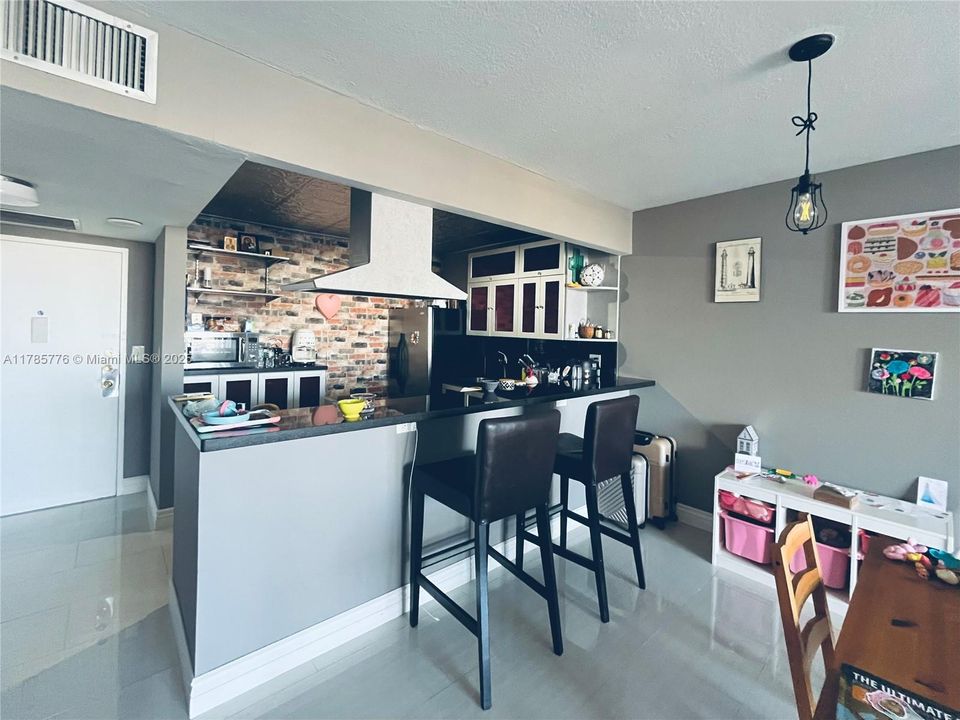 For Sale: $325,000 (1 beds, 1 baths, 828 Square Feet)