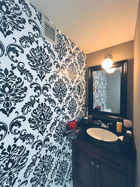 For Sale: $325,000 (1 beds, 1 baths, 828 Square Feet)