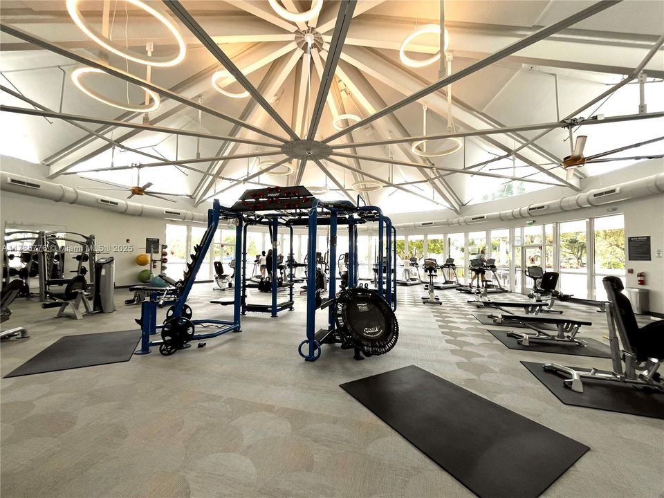 For Sale: $325,000 (1 beds, 1 baths, 828 Square Feet)