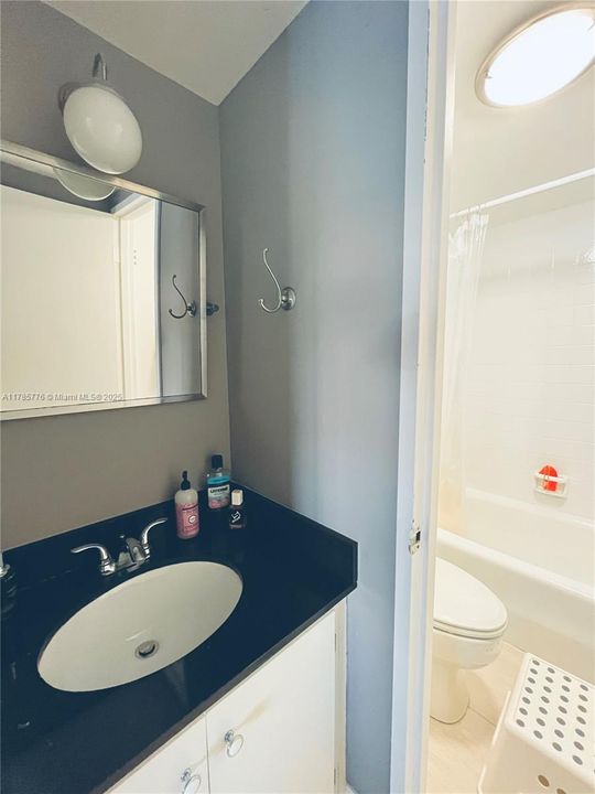 For Sale: $325,000 (1 beds, 1 baths, 828 Square Feet)