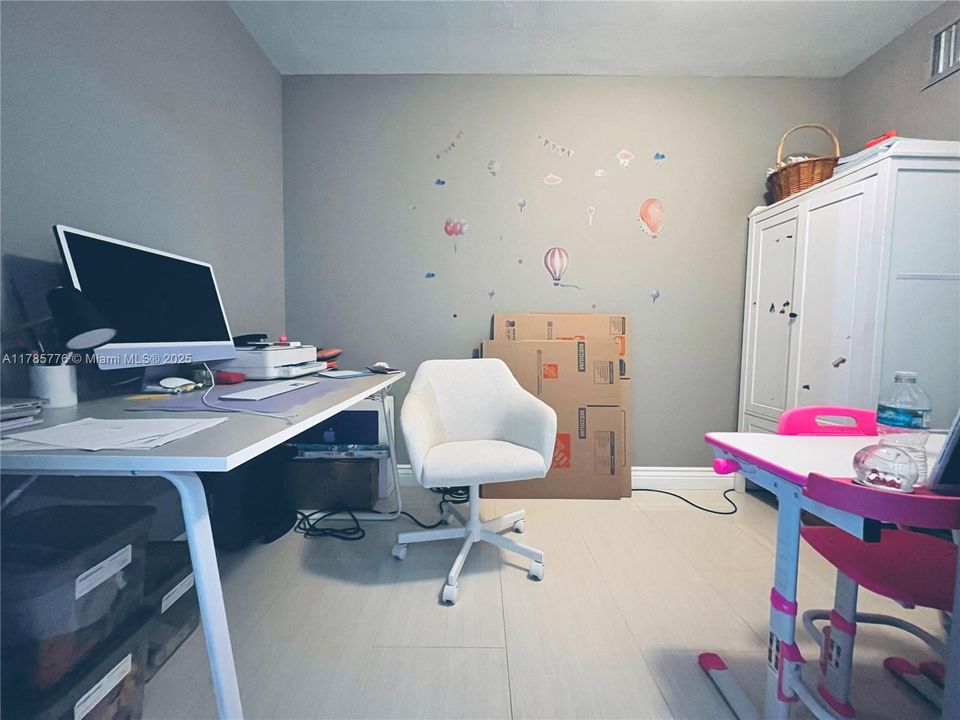 For Sale: $325,000 (1 beds, 1 baths, 828 Square Feet)