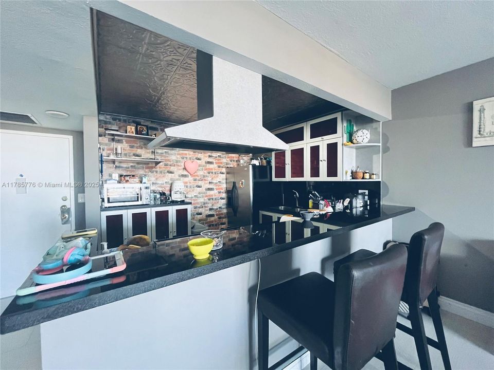 For Sale: $325,000 (1 beds, 1 baths, 828 Square Feet)