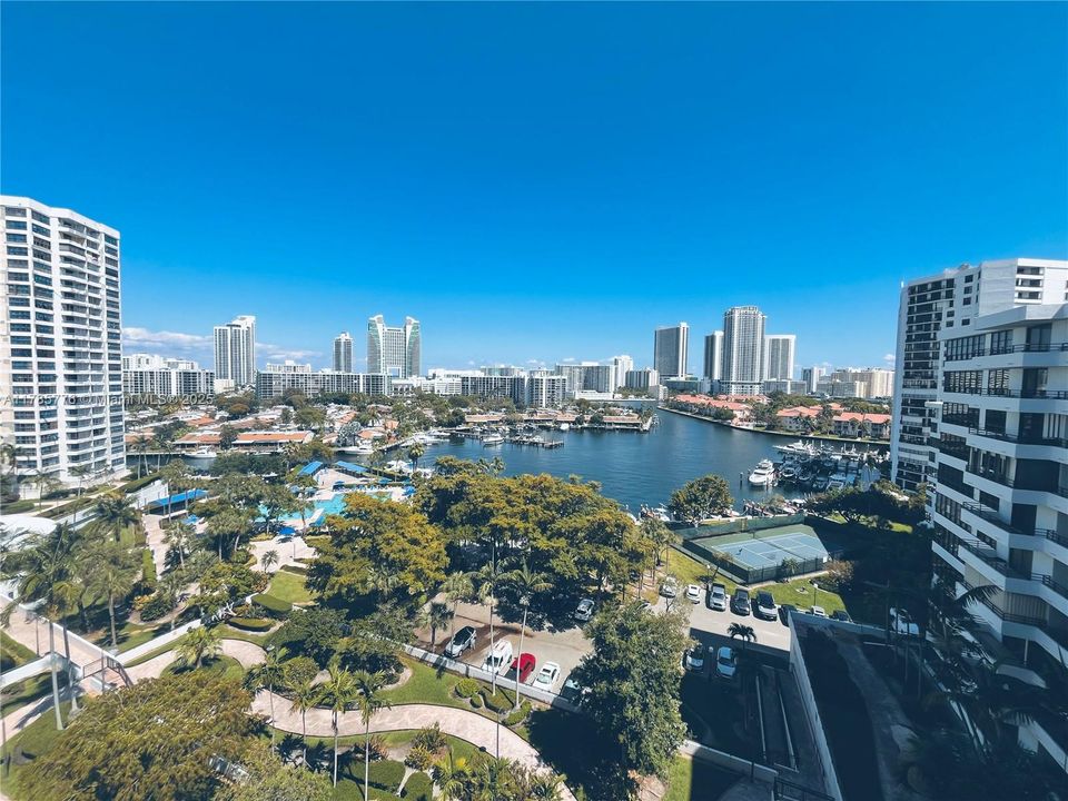 For Sale: $325,000 (1 beds, 1 baths, 828 Square Feet)