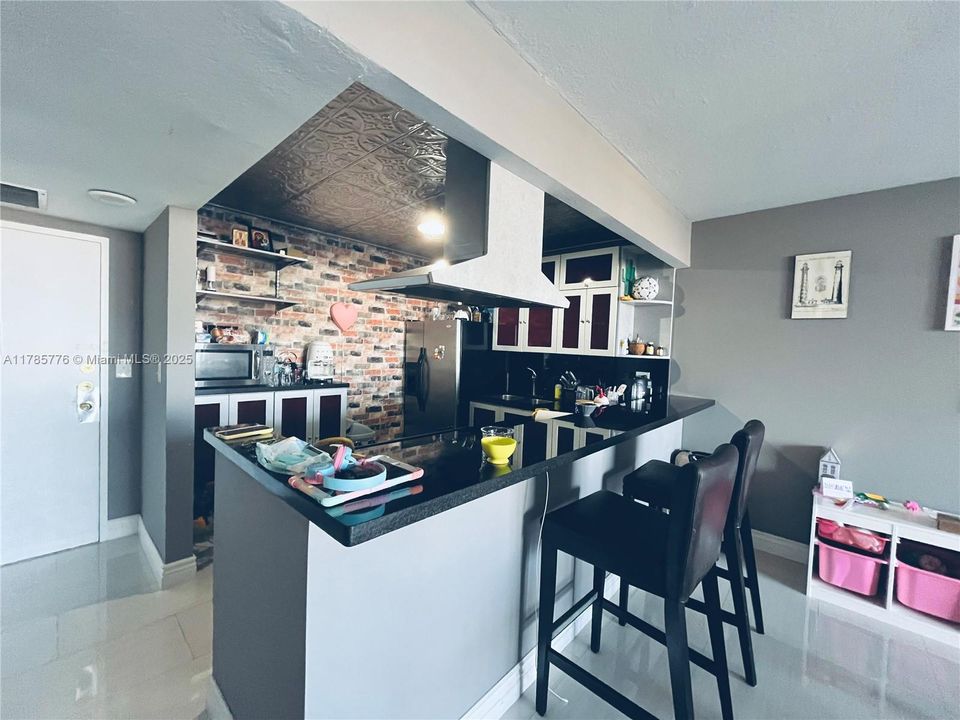 For Sale: $325,000 (1 beds, 1 baths, 828 Square Feet)