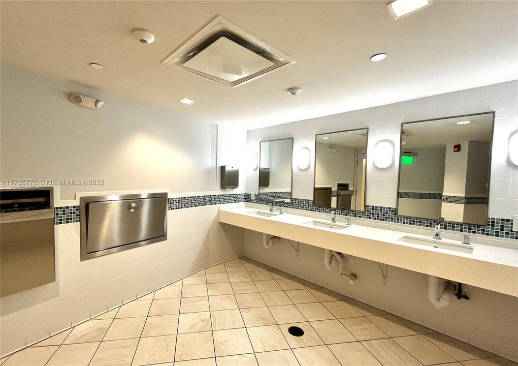 For Sale: $325,000 (1 beds, 1 baths, 828 Square Feet)