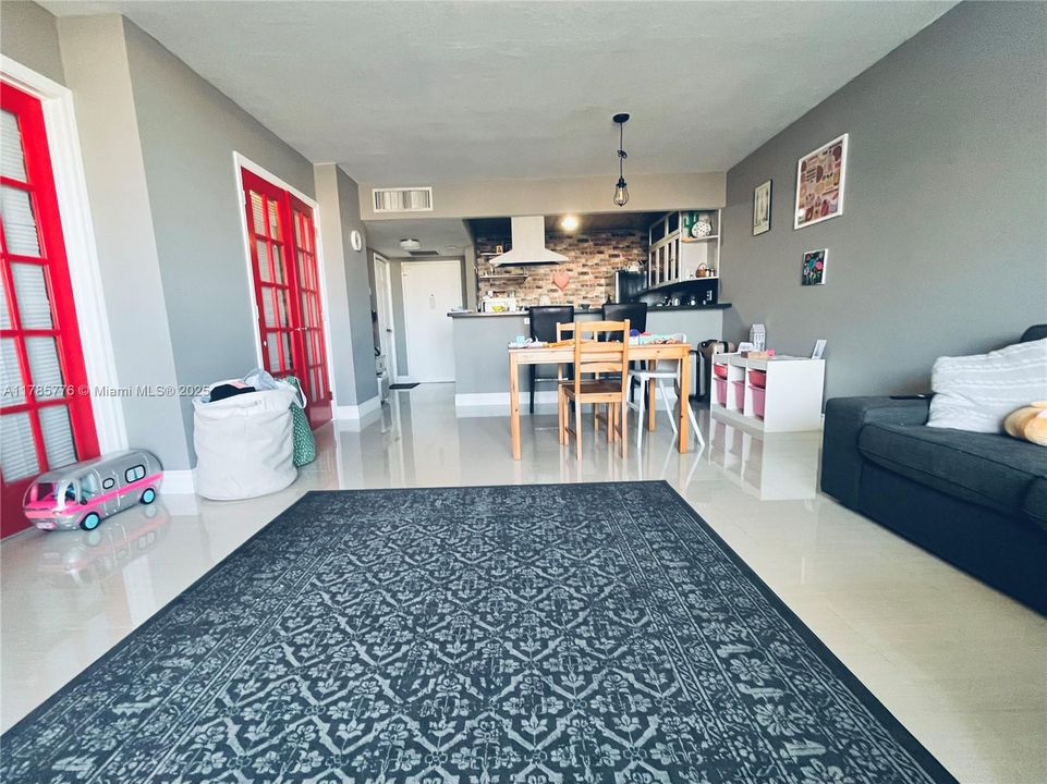 For Sale: $325,000 (1 beds, 1 baths, 828 Square Feet)