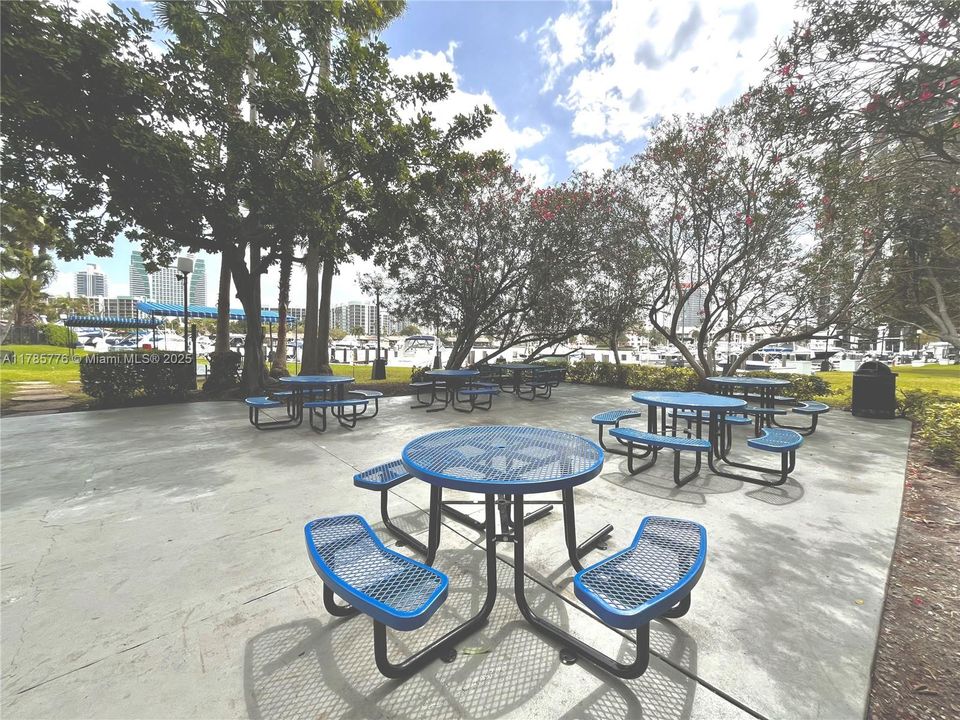 For Sale: $325,000 (1 beds, 1 baths, 828 Square Feet)