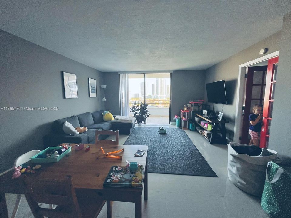 For Sale: $325,000 (1 beds, 1 baths, 828 Square Feet)