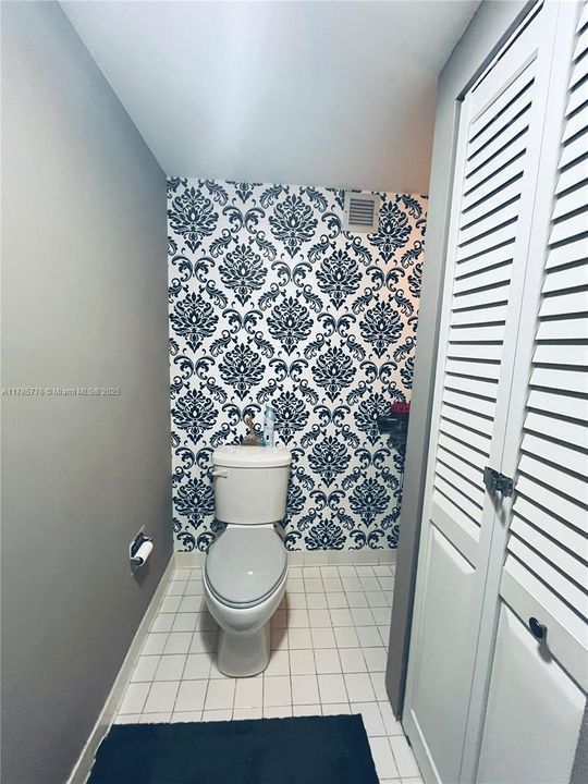 For Sale: $325,000 (1 beds, 1 baths, 828 Square Feet)