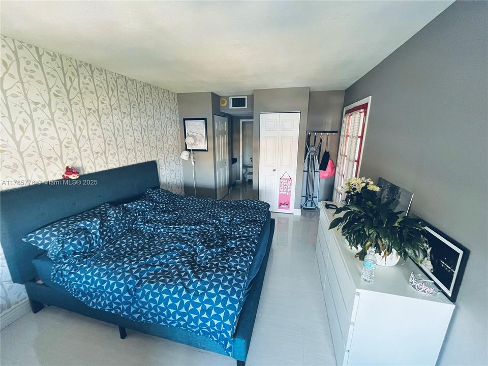 For Sale: $325,000 (1 beds, 1 baths, 828 Square Feet)