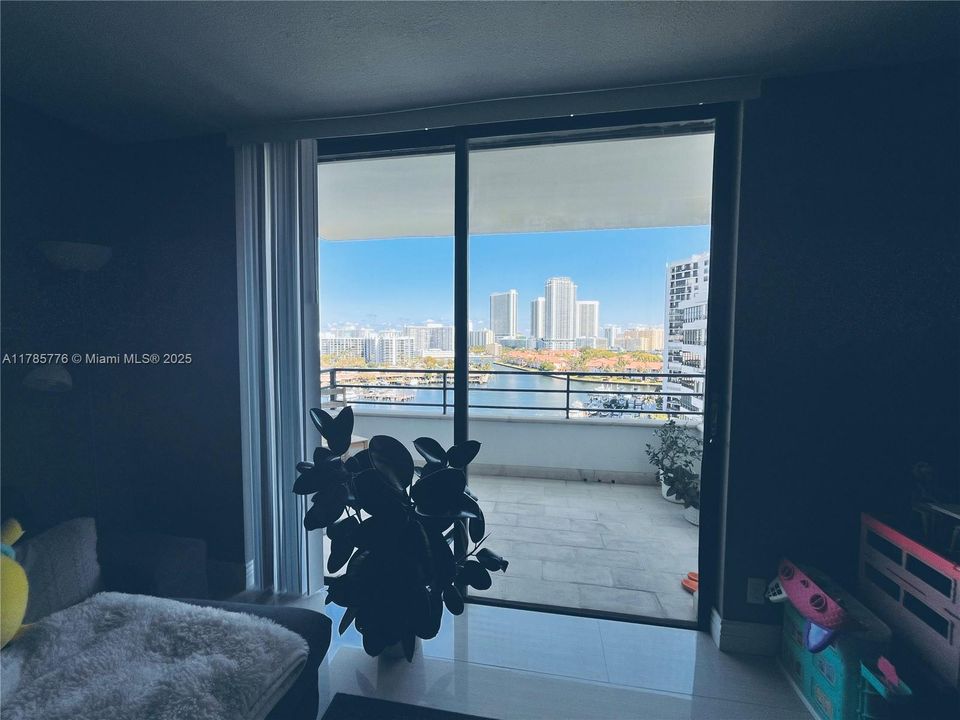 For Sale: $325,000 (1 beds, 1 baths, 828 Square Feet)