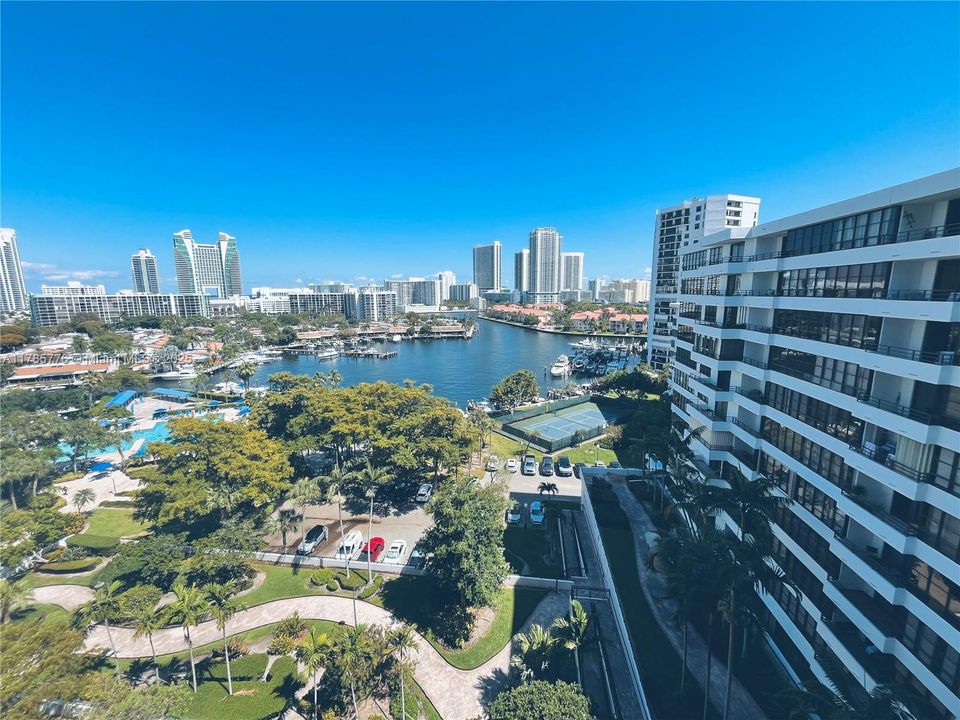 For Sale: $325,000 (1 beds, 1 baths, 828 Square Feet)