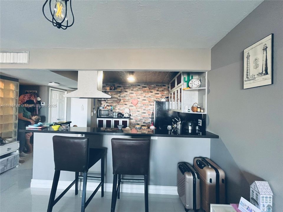 For Sale: $325,000 (1 beds, 1 baths, 828 Square Feet)