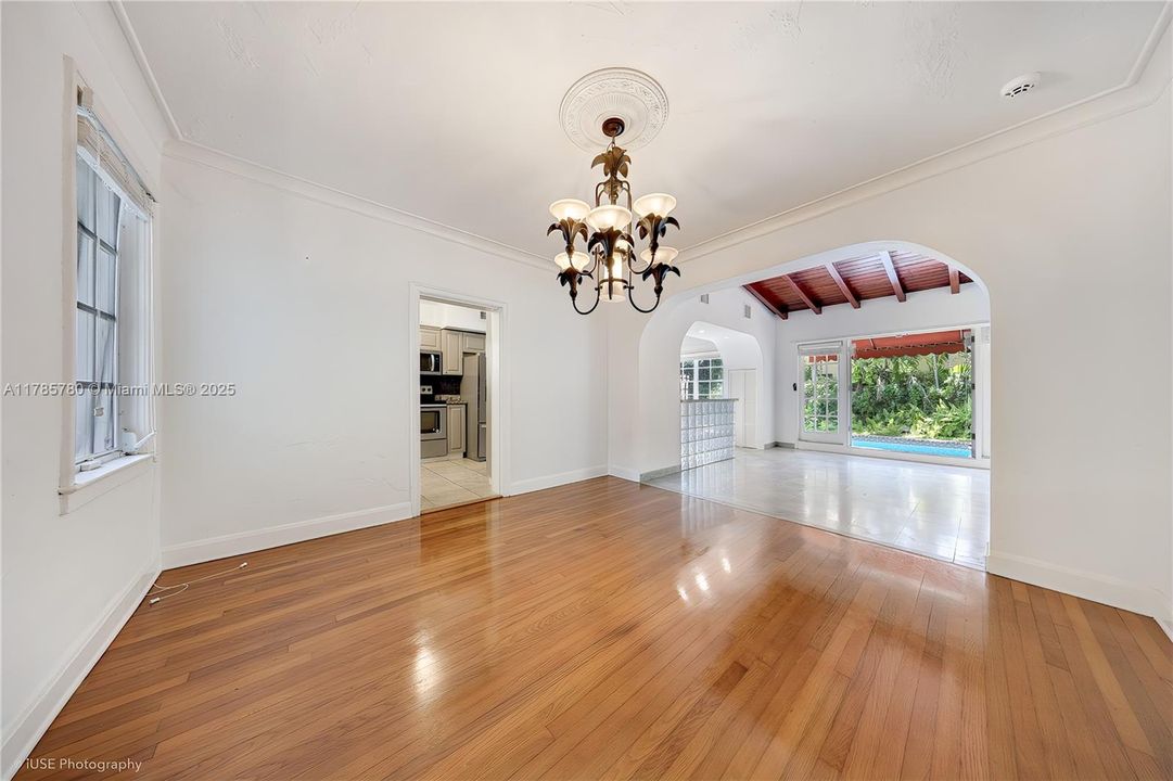 最近租的: $8,500 (4 贝兹, 3 浴室, 2350 平方英尺)