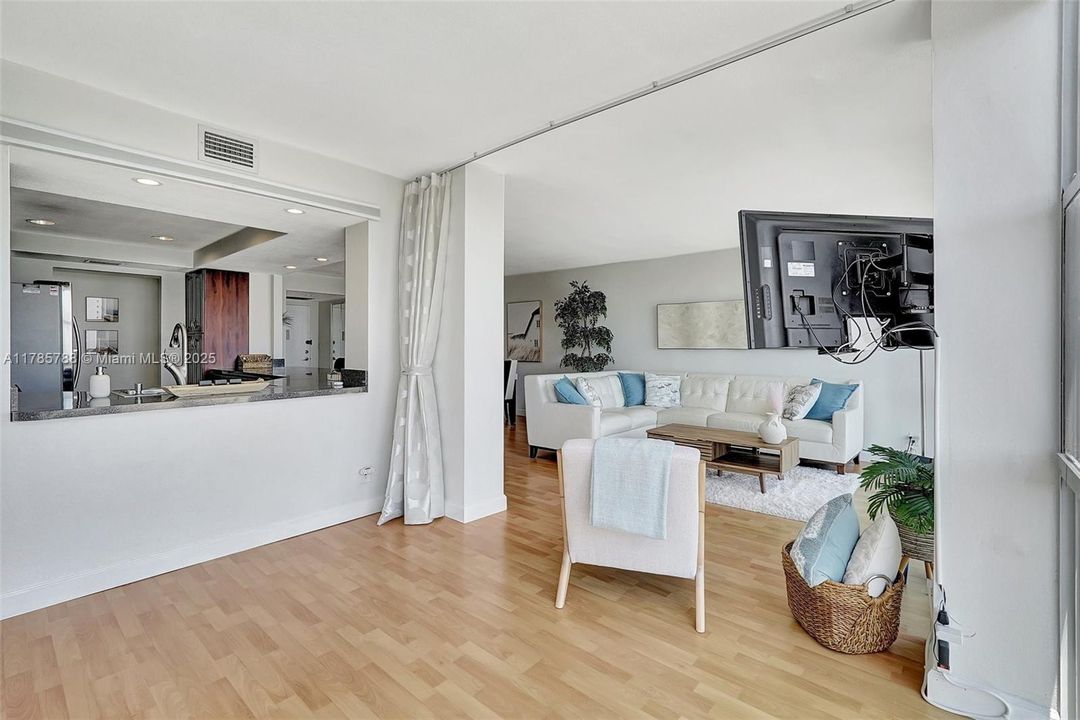 Recently Sold: $289,000 (2 beds, 1 baths, 1075 Square Feet)