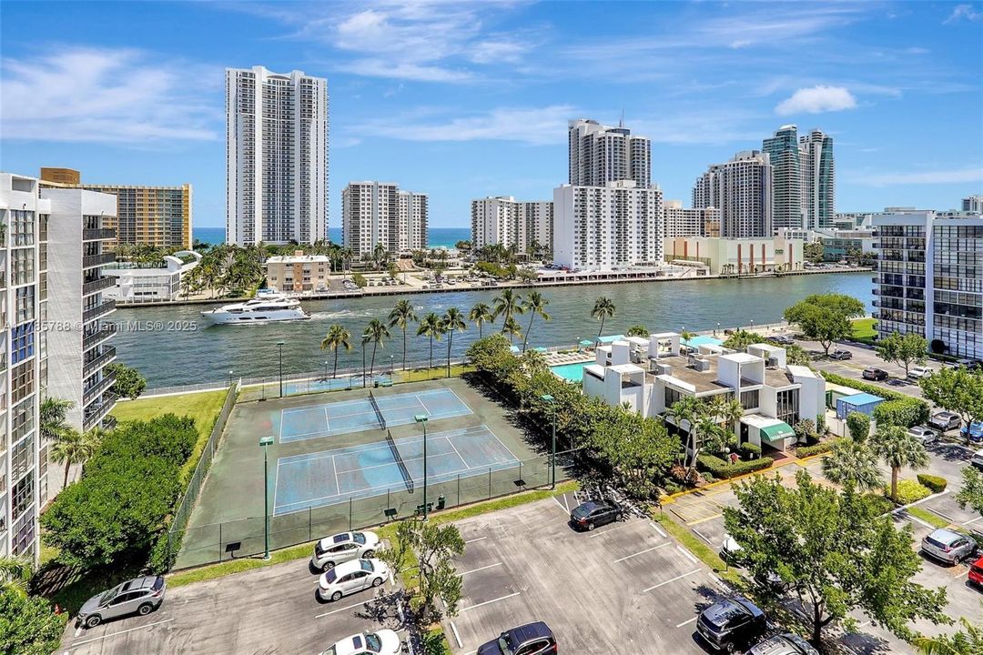 Recently Sold: $289,000 (2 beds, 1 baths, 1075 Square Feet)