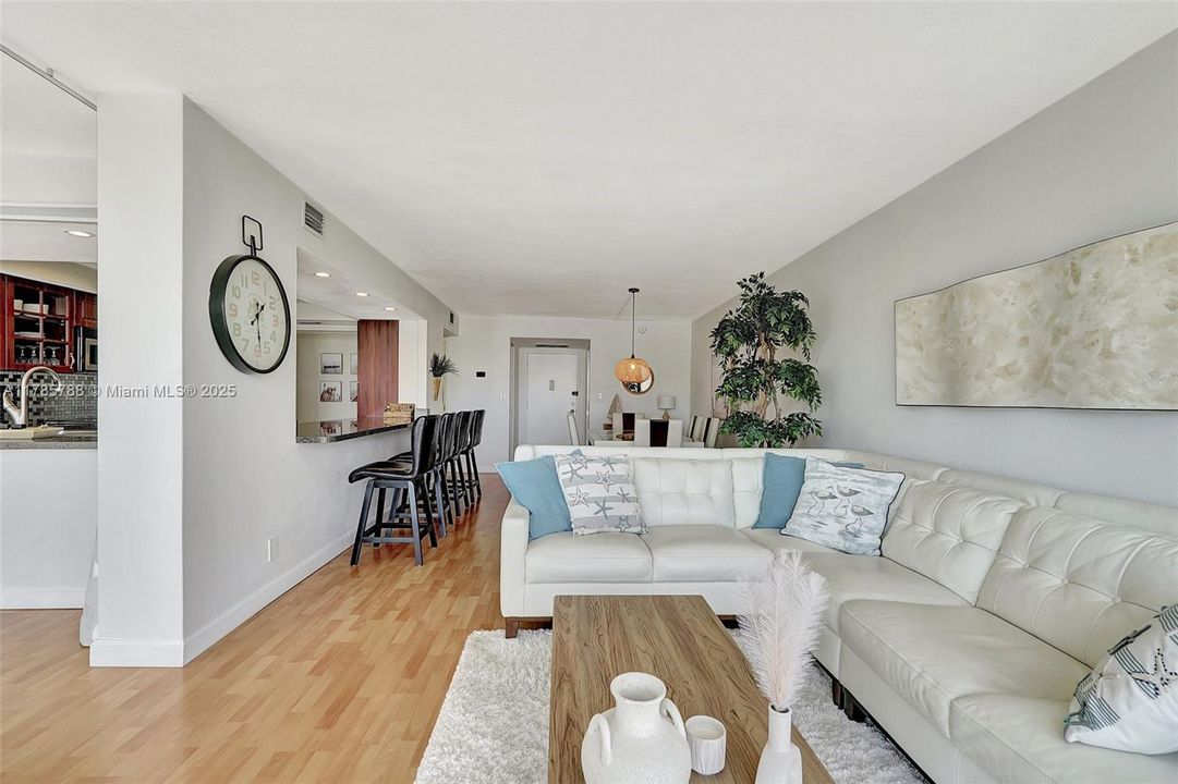 Recently Sold: $289,000 (2 beds, 1 baths, 1075 Square Feet)