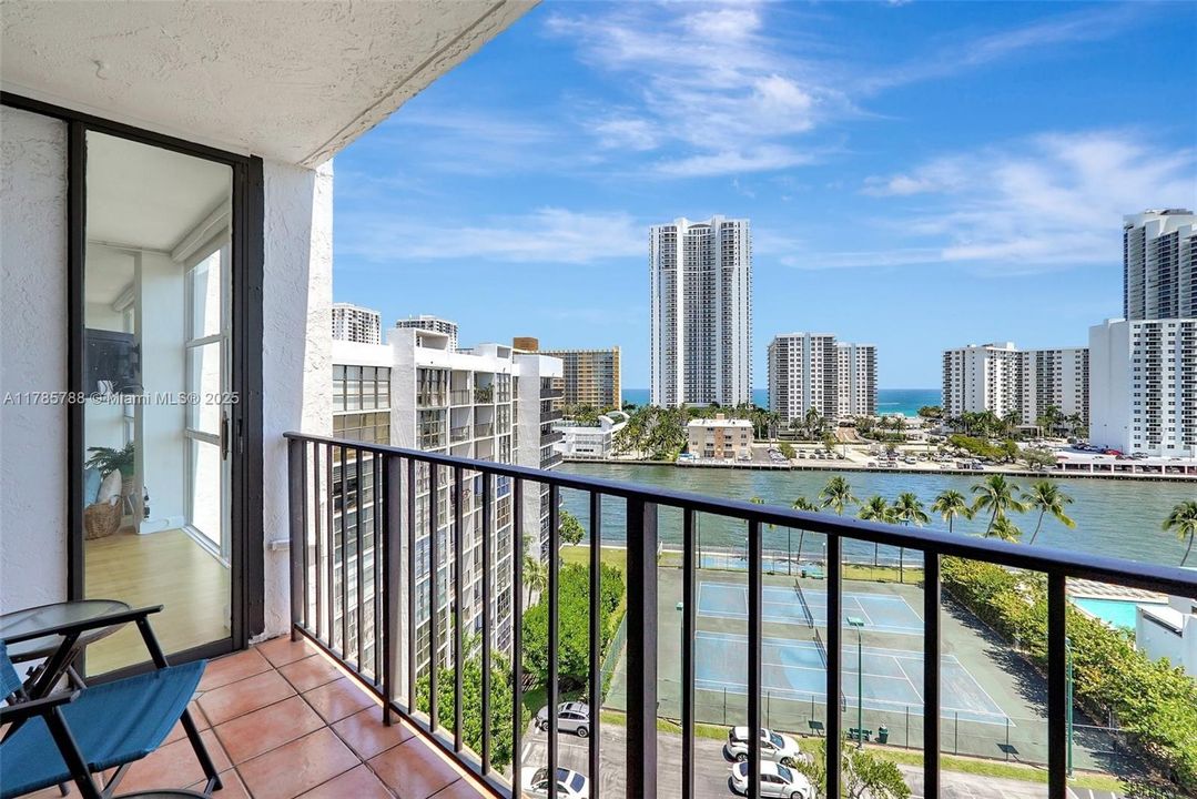 Recently Sold: $289,000 (2 beds, 1 baths, 1075 Square Feet)