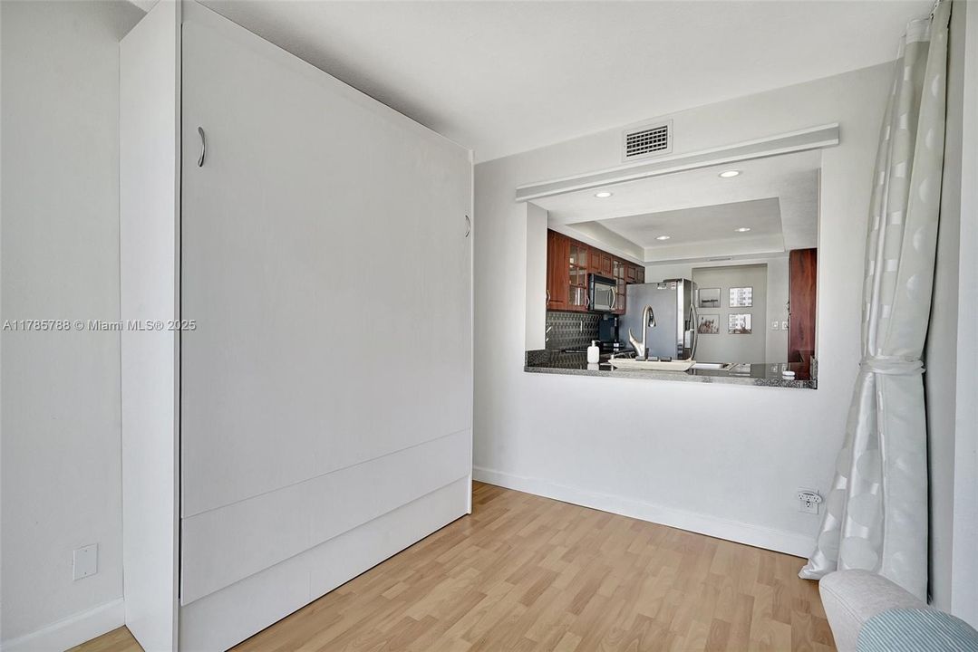 Recently Sold: $289,000 (2 beds, 1 baths, 1075 Square Feet)