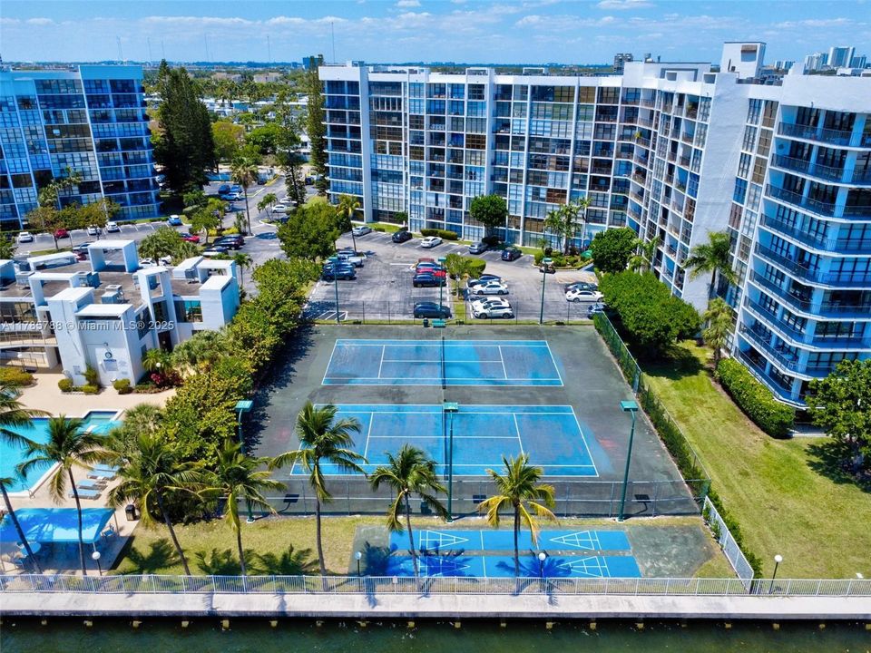 Recently Sold: $289,000 (2 beds, 1 baths, 1075 Square Feet)