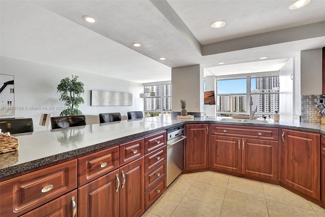 Recently Sold: $289,000 (2 beds, 1 baths, 1075 Square Feet)