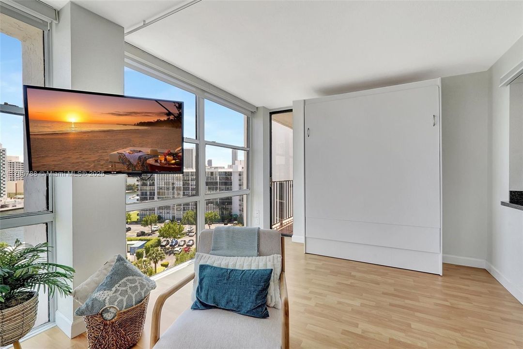 Recently Sold: $289,000 (2 beds, 1 baths, 1075 Square Feet)