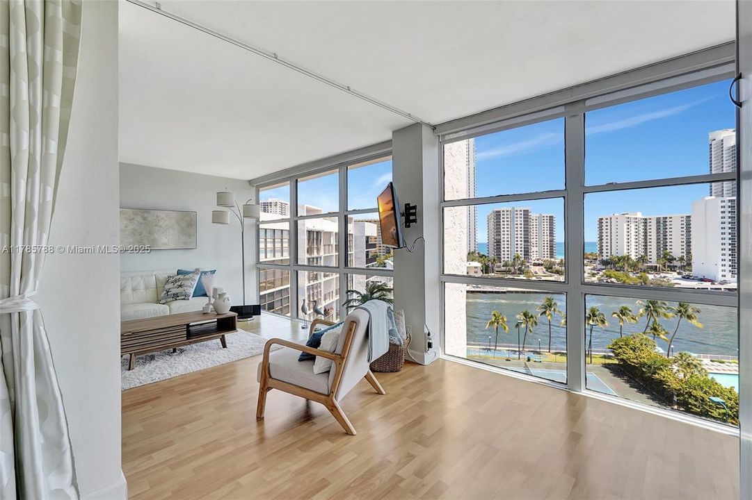 Recently Sold: $289,000 (2 beds, 1 baths, 1075 Square Feet)