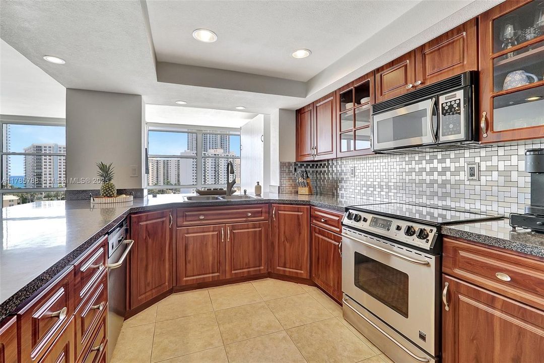 Recently Sold: $289,000 (2 beds, 1 baths, 1075 Square Feet)